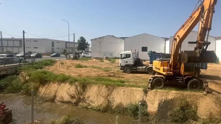 Limpieza de arroyos en Lepe / Fotograf&iacute;a: Ayuntamiento de Lepe.