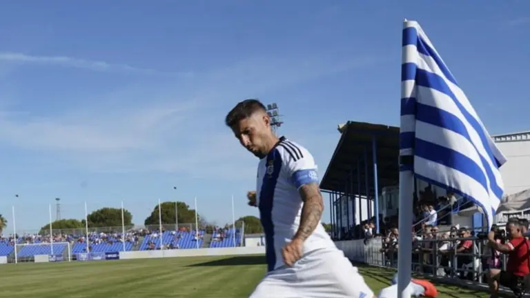 El Recre lanza un córner ante el Central.