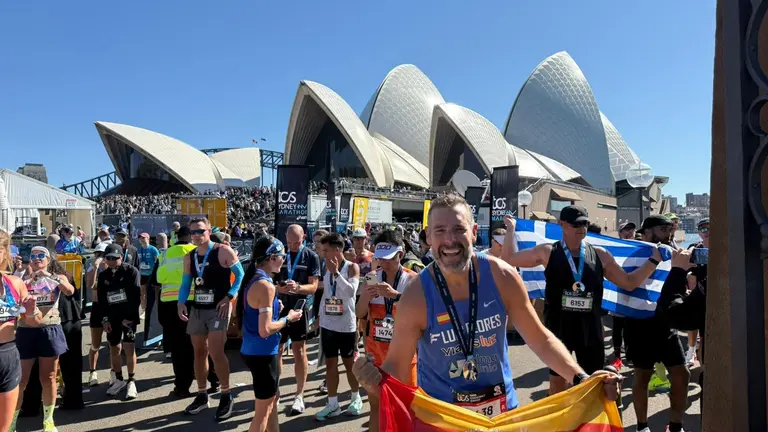 Luis Flores con la bandera de Trigueros tras acabar la Major de Sidney (Australia)