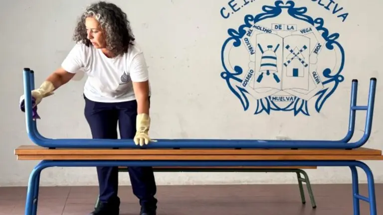 Limpieza de uno de los colegios. / Fotografía: Ayuntamiento de Huelva.