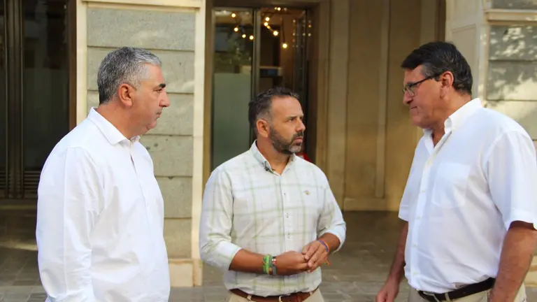 Miguel Ángel Sánchez, a las puertas de la Diputación Provincial. / Fotografía: Vox Huelva.