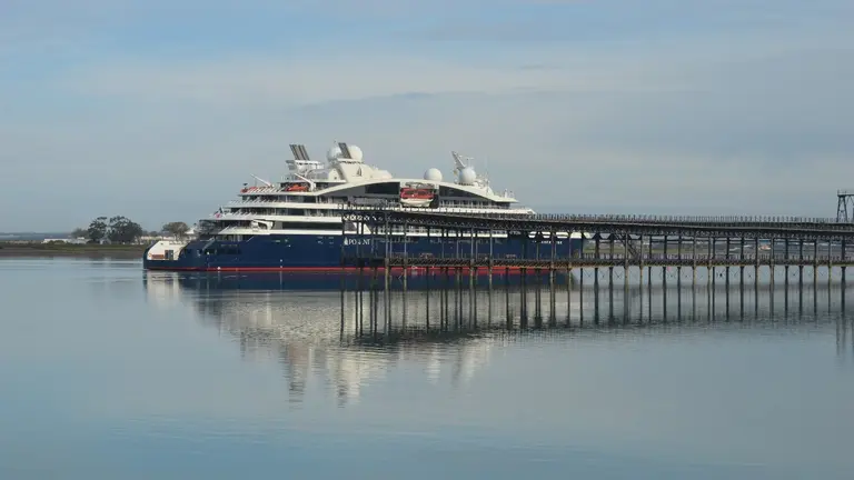 Un barco de grandes dimensiones cerca del Muelle de Riotinto. / Fotografía: El Puerto de Huelva.