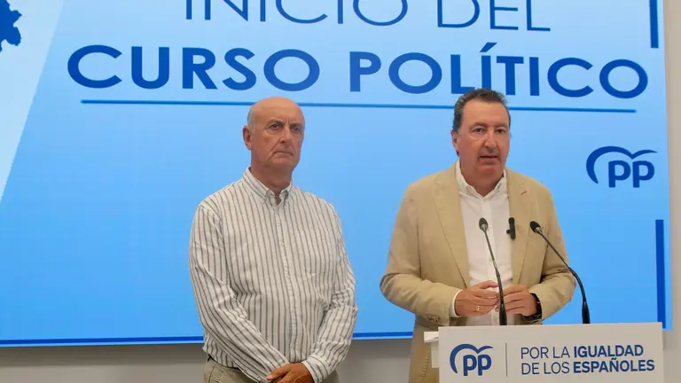 Manuel Andrés González -derecha- durante el inicio del nuevo curso político. / Fotografía: PP de Huelva.