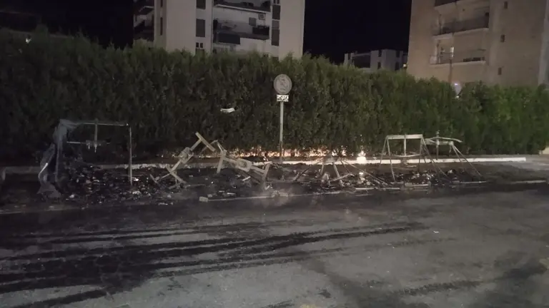 Los contenedores completamente calcinados. / Fotograf&iacute;a: Ayuntamiento de Lepe.