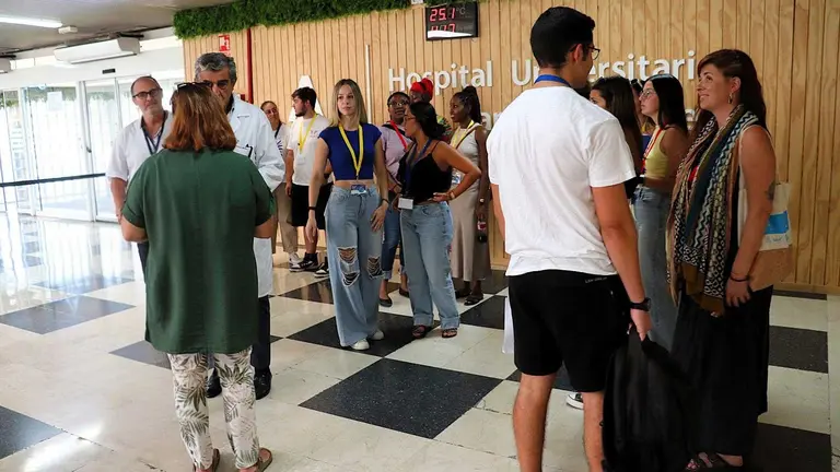 Alumnos de Erasmus en el Hospital Juan Ramón Jiménez / Fotografía: Hospital Juan Ramón Jiménez.