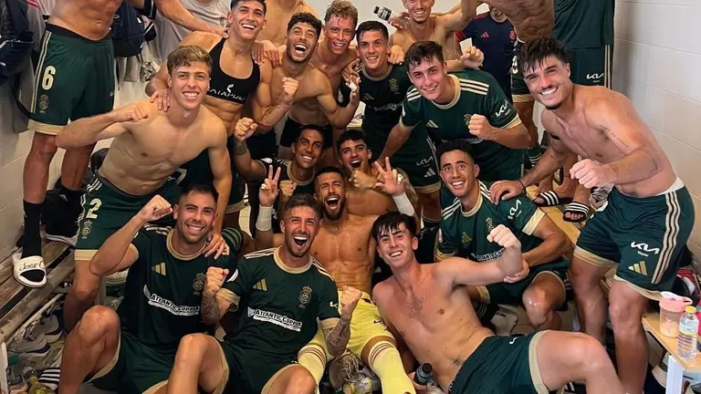 El Recre celebrando su victoria en Almería.