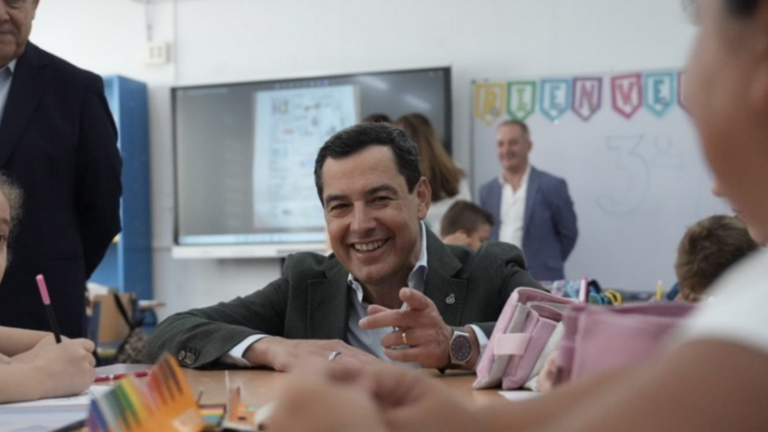 Juanma Moreno en el CEIP Los Llanos de Almonte.