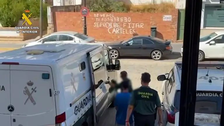 Detenidos por robos con violencia en Almonte. / Fotografía: Guardia Civil.