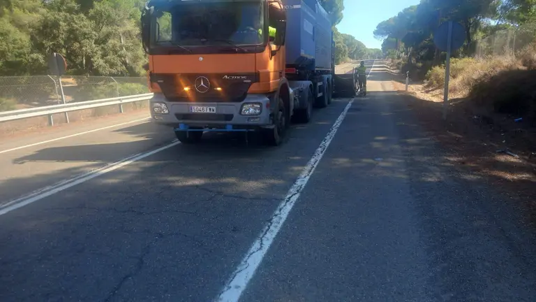 Asfaltado de la carretera en Hinojos.