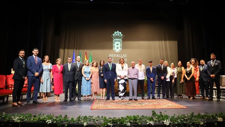 Entrega de medallas de horo del municipio. / Fotografía: Ayuntamiento de Valverde del Camino.