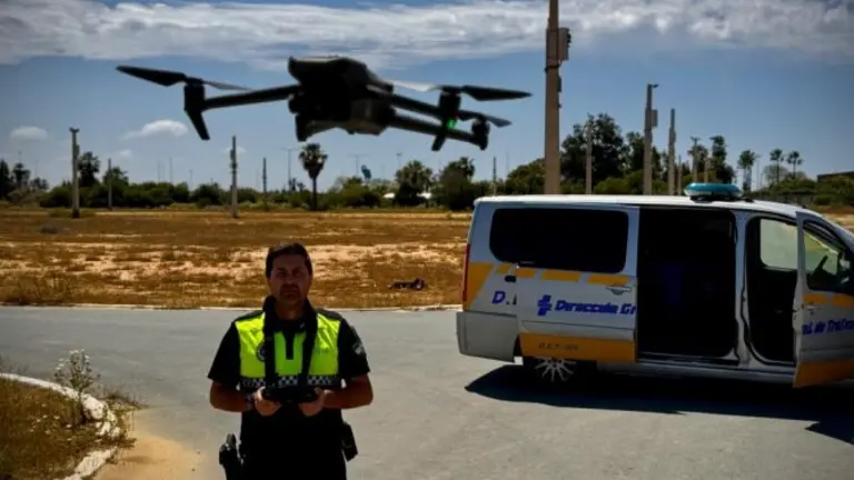 Agentes con dron.