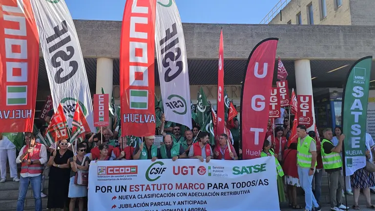 Concentraci&oacute;n a la puertas del Hospital Juan Ram&oacute;n Jim&eacute;nez.