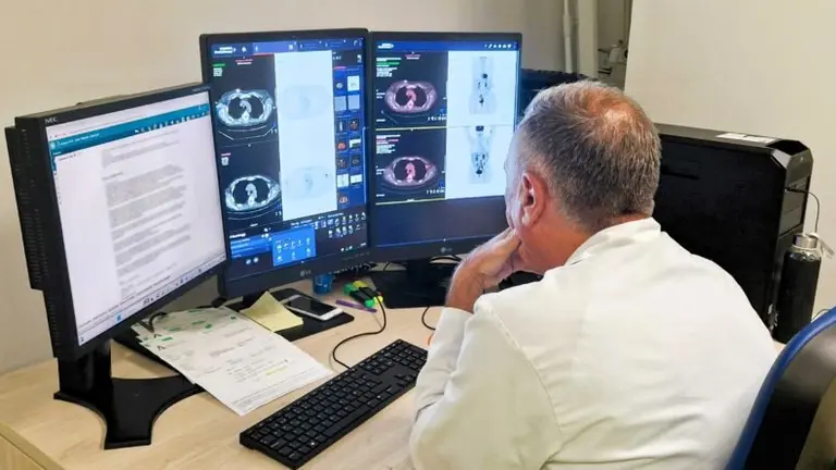 Un m&eacute;dico en el Hospital Juan Ram&oacute;n Jim&eacute;nez.