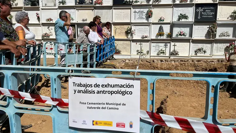 Exhumaciones en el cementerio de Valverde del Camino. / Fotografía: Ayuntamiento de Valverde del Camino.