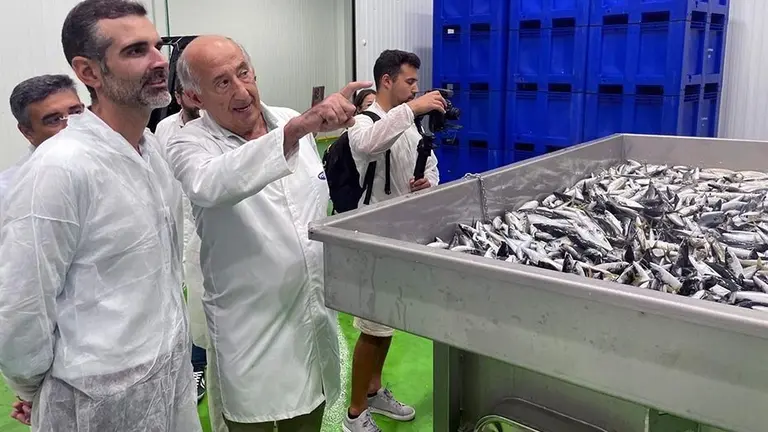 Fernández Pacheco visita una conservera en Ayamonte.