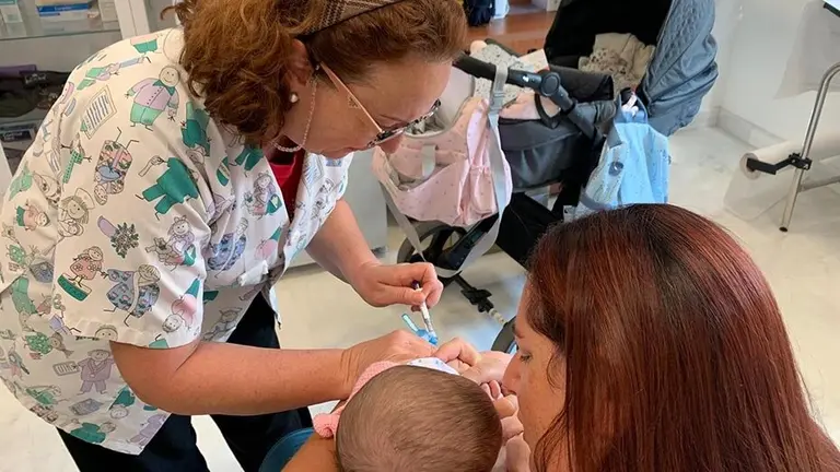 Una enfermera vacuna de la bronquiolitis.