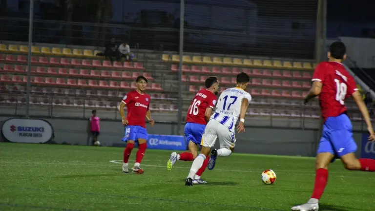 Una jugada del Estepona-Recre.