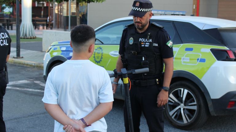 Un policía habla con un joven. / Fotografía: Ayuntamiento de Aljaraque