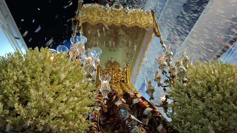 Manto de la Virgen de la Bella con los billetes. / Fotografía: Hermandad de la Bella.