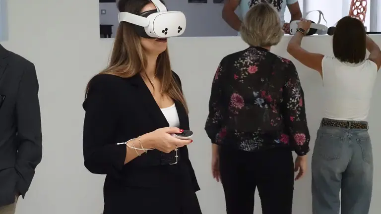 La alcaldesa de Palos de la Frontera con unas gafas de realidad virtual.