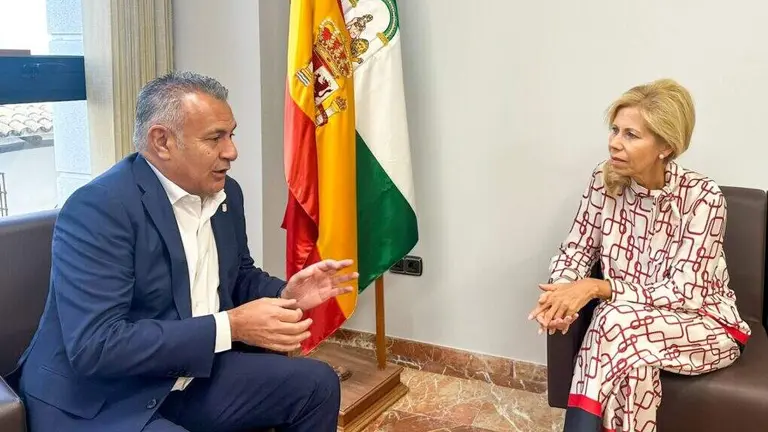 Reunión del alcalde de Isla Cristina con la subdelegada del Gobierno en Huelva.