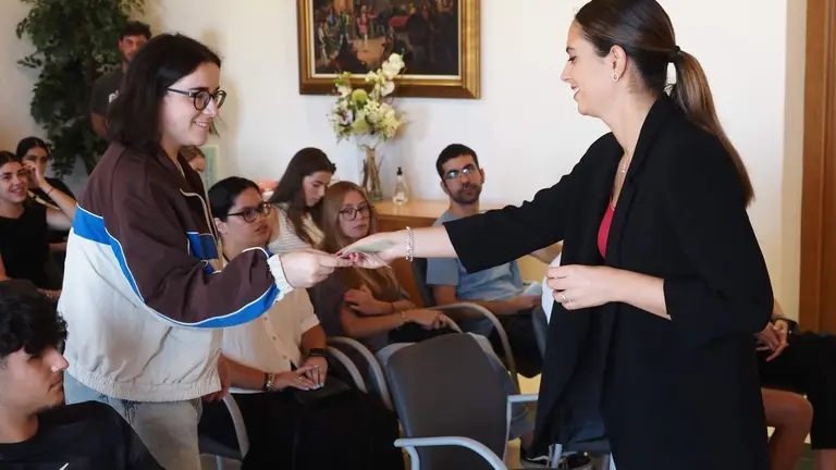 La alcaldesa de Palos de la Frontera entre una de las ayudas.