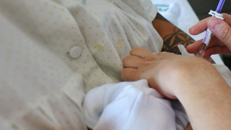 Vacunación en bebés. / Fotografía: Hospital Juan Ramón Jiménez.
