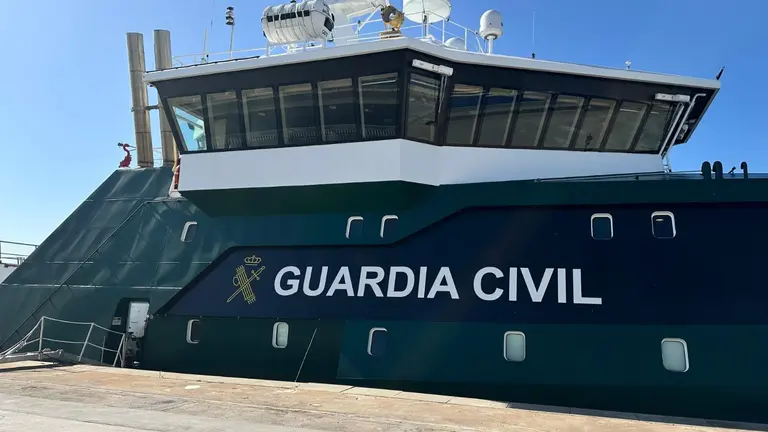 El buque atracado en el Muelle Sur de Huelva.