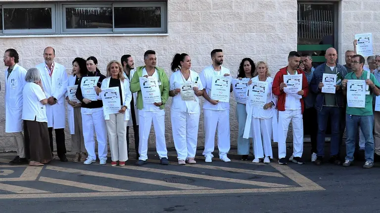 Concentración en el Hospital Juan Ramón Jiménez tras la agresión sufrida por un médico.
