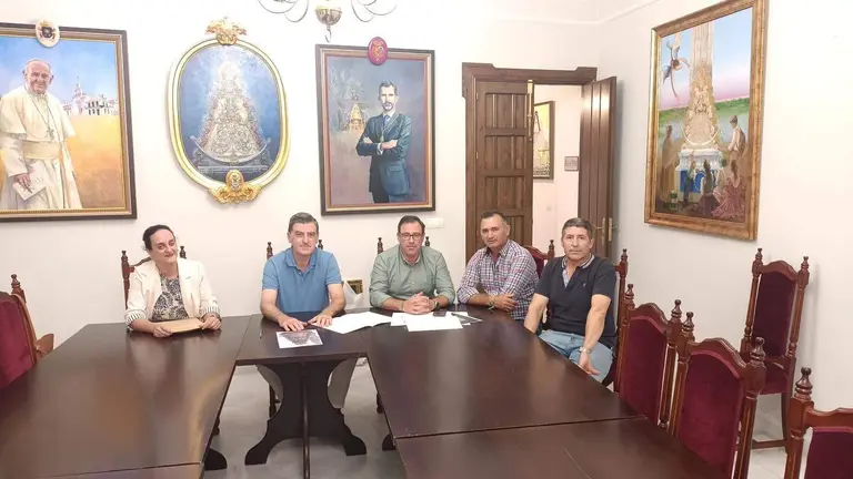 Reuni&oacute;n entre la Hermandad Matriz de Almonte y el Ayuntamiento de Chucena.