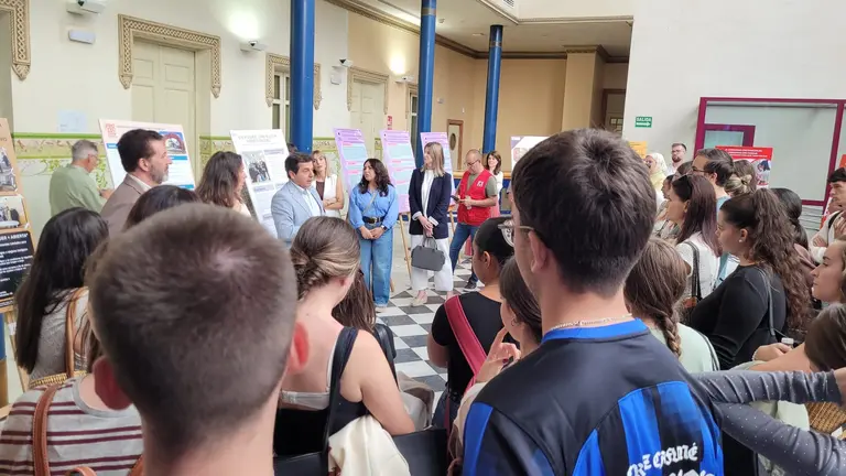 Exposición Seguimos sumando para que todo encaje