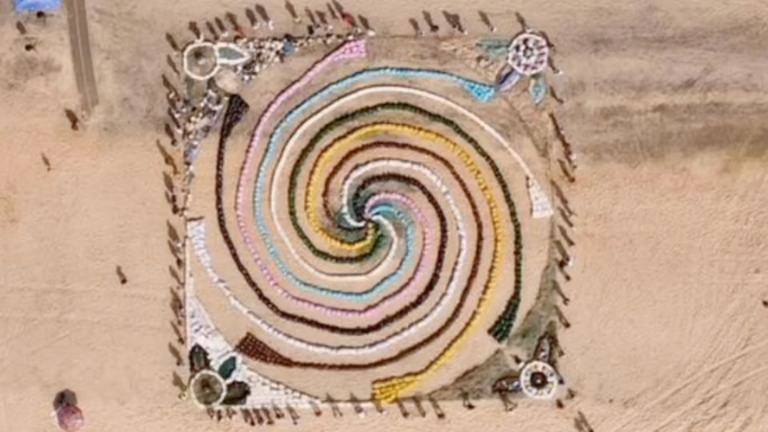 Dibujo hecho con residuos en Almonte.