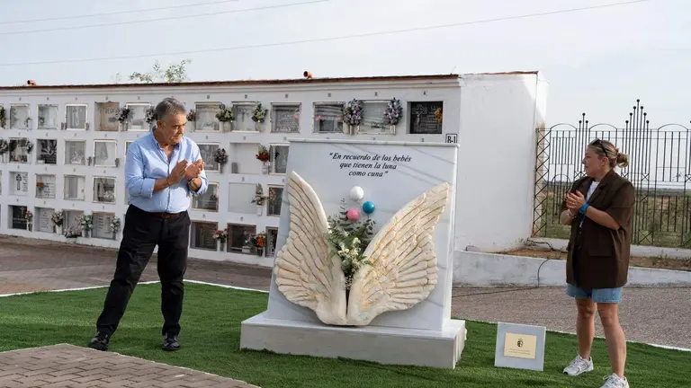 Monumento en el cementerio de Almonte.