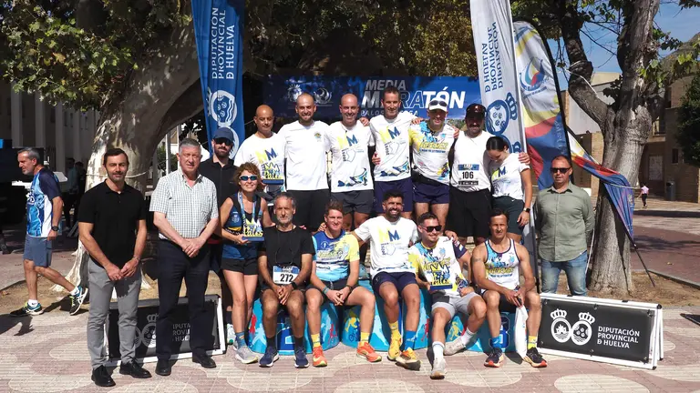 M&aacute;s de 300 corredores participan en la XXVI edici&oacute;n de la Media Marat&oacute;n Palos-Moeve