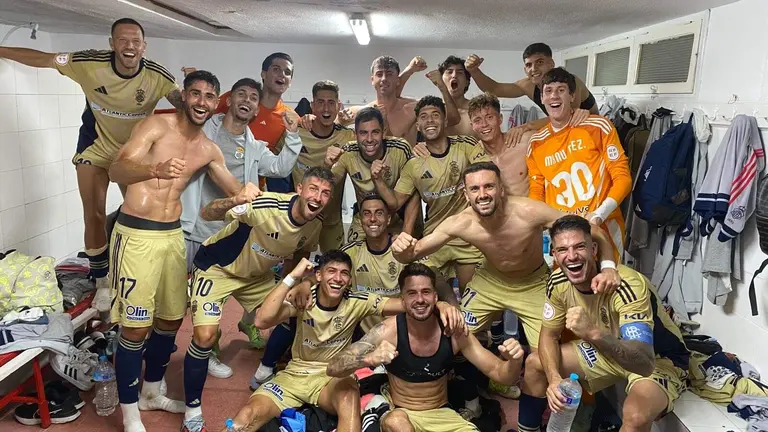 El vestuario del Recre celebrando su victoria.