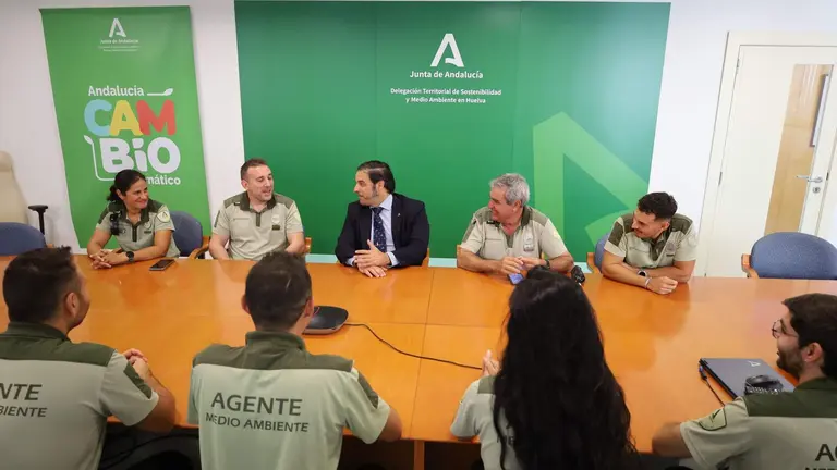 Yórquez junto a los nuevos agentes del medio ambiente.