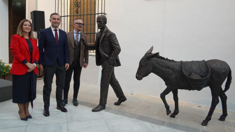 Conjunto escult&oacute;rico de Juan Ram&oacute;n Jim&eacute;nez y Platero. / Fotograf&iacute;a: Ayuntamiento de Moguer.