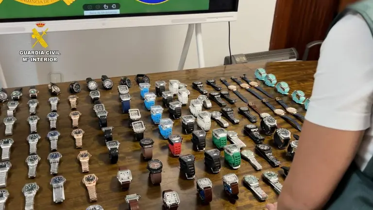 Relojes incautados. / Fotograf&iacute;a: Guardia Civil.
