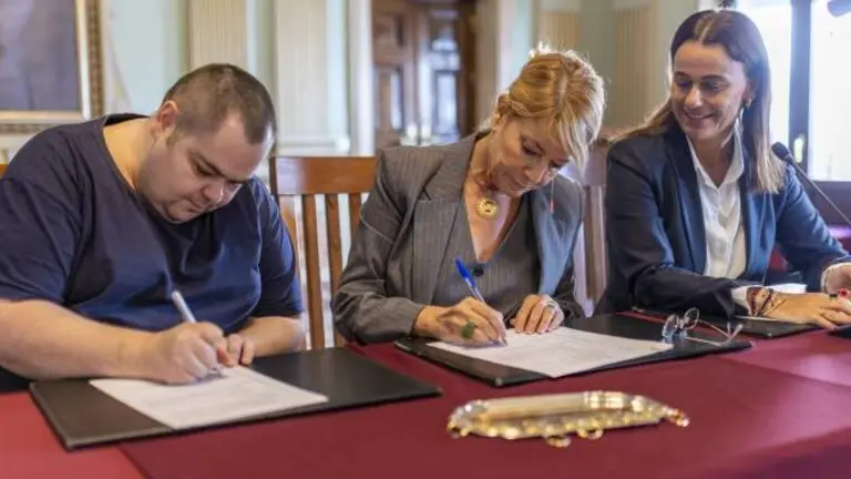 Firma de los contratos de alquiler.