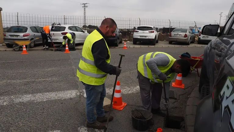 Limpieza de imbornales en el polígono San Jorge de Palos de la Frontera.