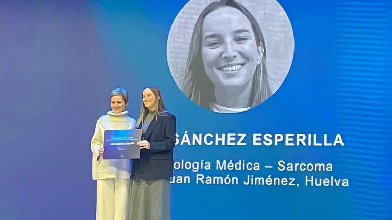 María Sánchez Esperilla recibe el reconocimiento.
