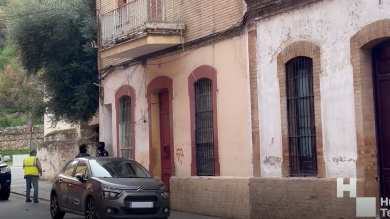 Desalojo de los pisos ocupados cerca de la Plaza de Toros de Huelva. / Fotografía: Huelva TV