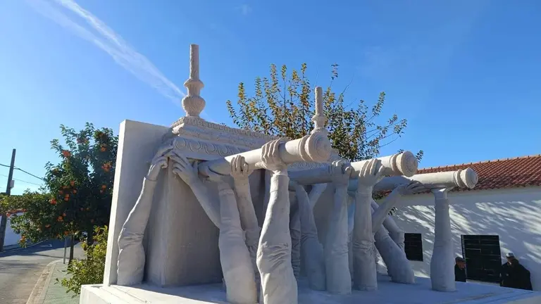 Monumento a los costaleros en Cala&ntilde;as.