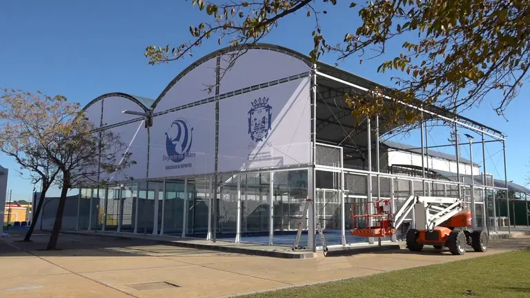 Lonas en las pistas de p&aacute;del de Palos de la Frontera.