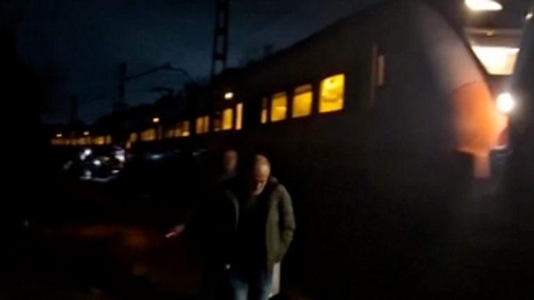 Pasajeros baj&aacute;ndose del tren averiado