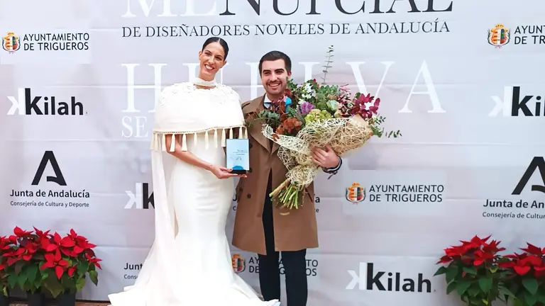 Así de feliz posaba Adrián tras proclamarse ganador del certamen nupcial de diseñadores noveles de Andalucía