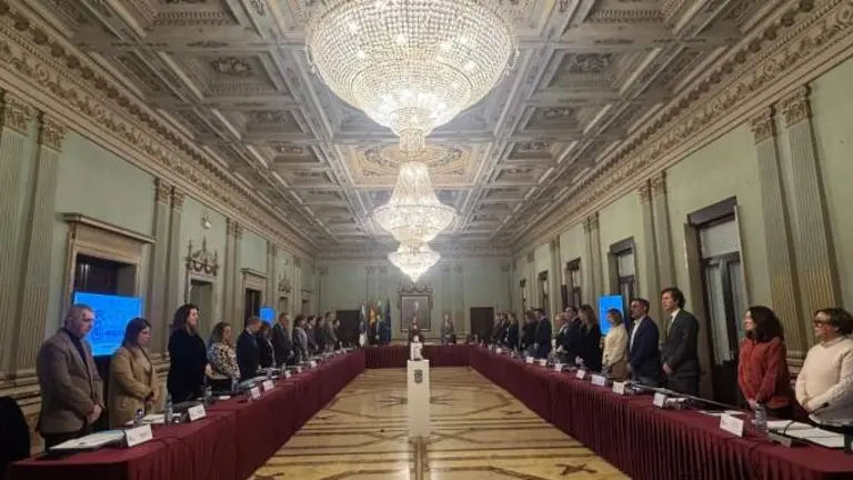 Minuto de silencio antes del inicio del pleno en el Ayuntamiento de Huelva.