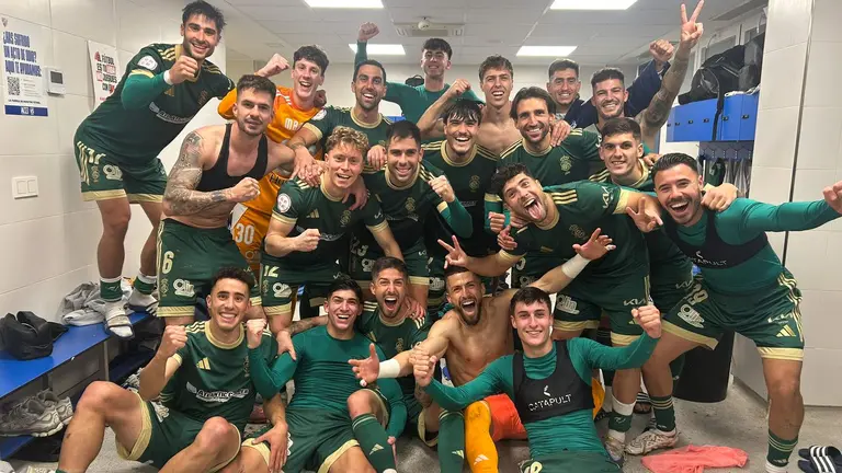 El Recreativo celebra su triunfo en M&aacute;laga.
