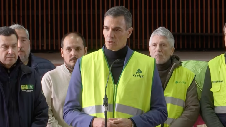 Imagen de la rueda de prensa del presidente del Gobierno en Adamuz tras el accidente ferroviario. / Imagen: Youtube.
