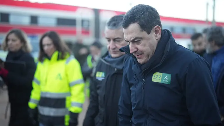 Antonio Sanz junto al presidente de la Junta de Andalucia, Juanma Moreno.